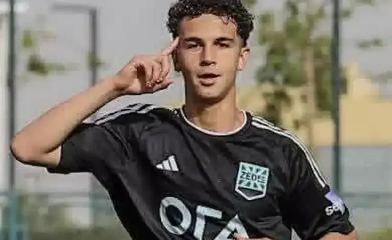 لاعب ناشئ بنادي