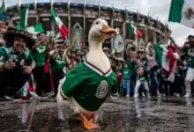 بطة كأس العالم ميرلين تهاجم رئيسة المكسيك في القصر الوطني.. القصة الكاملة لأطرف لحظات المونديال