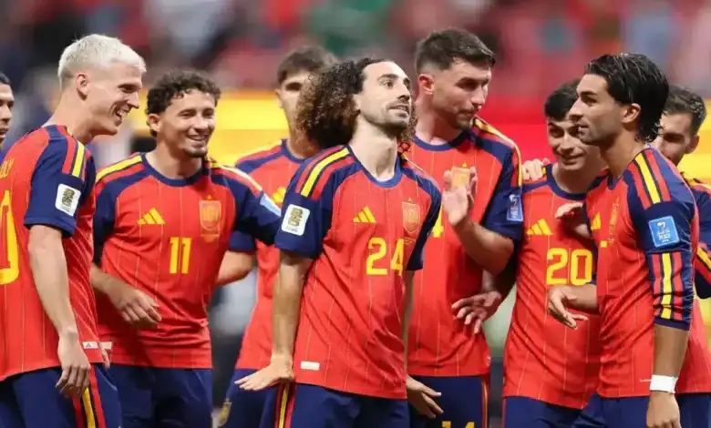 ملك إسبانيا يفاجئ نجوم لا روخا في غرفة الملابس بعد التأهل لدور الـ32 من كأس العالم