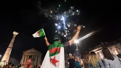 مشهد لا يُصدّق في كأس العالم.. جماهير الجزائر تحتفل بهدف في مرماها!