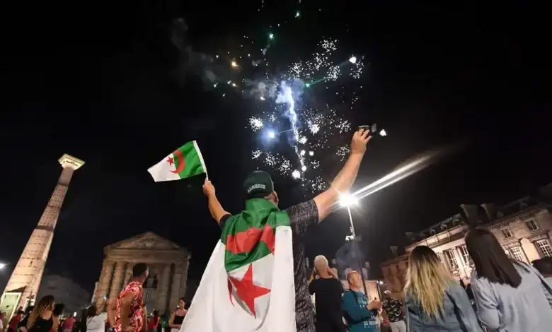 مشهد لا يُصدّق في كأس العالم.. جماهير الجزائر تحتفل بهدف في مرماها!