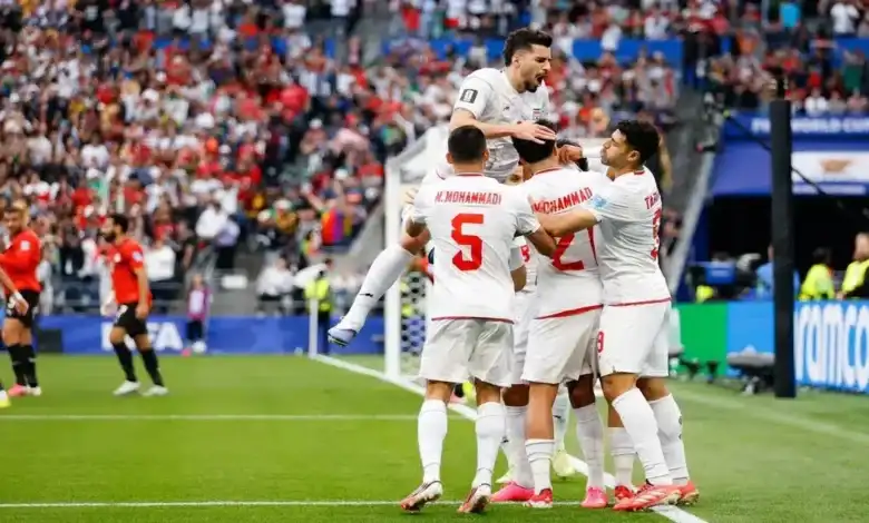 خلع القميص واستعرض بنظارة شمسية.. كيف تحوّل احتفال لاعب إيران أمام منتخب مصر إلى لحظة إحراج بسبب الـ VAR
