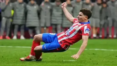 هل ينجح برشلونة في خطف ألفاريز من أتلتيكو مدريد؟ الصفقة المعقدة التي تشغل الكتالونيين