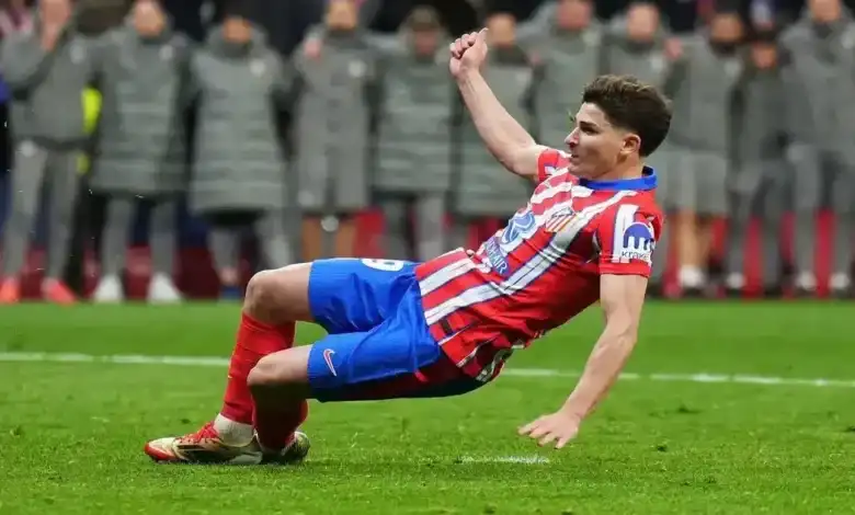 هل ينجح برشلونة في خطف ألفاريز من أتلتيكو مدريد؟ الصفقة المعقدة التي تشغل الكتالونيين