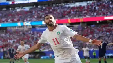 لقطة مؤثرة.. والدة صيباري تحتضنه باكيةً بعد تأهل المغرب على حساب هولندا