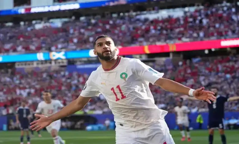 لقطة مؤثرة.. والدة صيباري تحتضنه باكيةً بعد تأهل المغرب على حساب هولندا