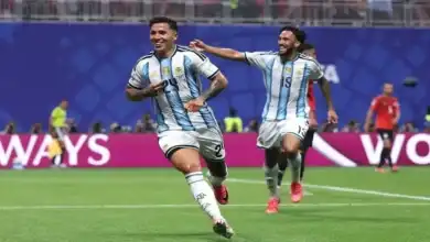 زجاجة مياه بدل الكرة.. أبناء نجوم الأرجنتين يشعلون الملعب!
