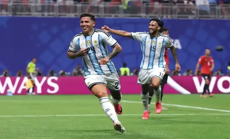 زجاجة مياه بدل الكرة.. أبناء نجوم الأرجنتين يشعلون الملعب!