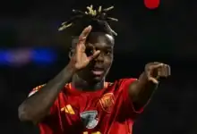 لقطة أبكت الجماهير.. نيكو ويليامز يمنح والدته ميدالية التتويج بكأس العالم