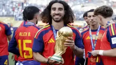 قصة أغنية كوكوريلا والباييلا: لماذا يصر المشجعون على أنه يأكل الطبق الإسباني الشهير؟