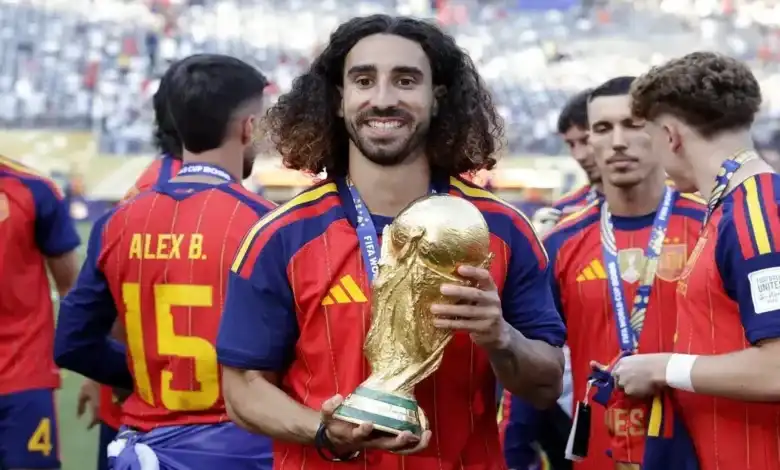 قصة أغنية كوكوريلا والباييلا: لماذا يصر المشجعون على أنه يأكل الطبق الإسباني الشهير؟